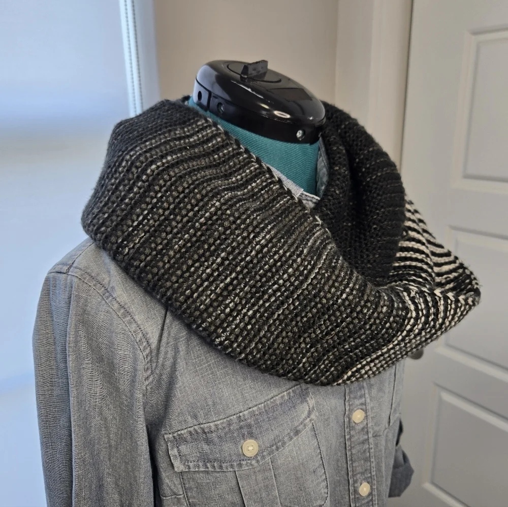 THE NORTH FACE BLACK WHITE GREY KNITWEAR INFINITY SCARF WOMEN OS WINTER COZY